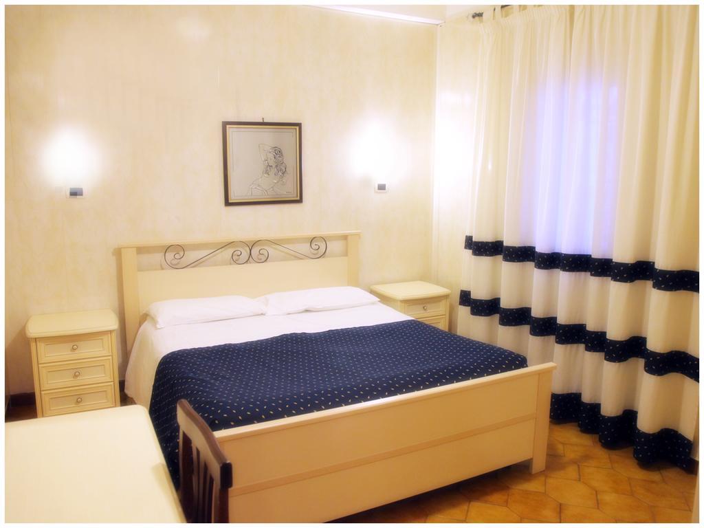 Hotel Pisani Таранто Екстериор снимка